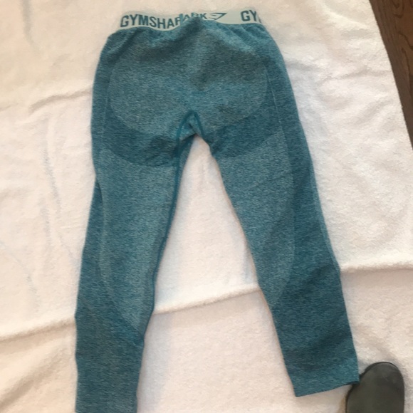 Size xs Gymshark aqua capris, excellent condition! - Picture 3 of 3